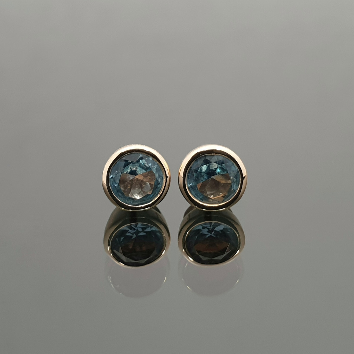 Auksiniai auskarai dekoruoti mėlyno cirkonio akutėmis (497) 1