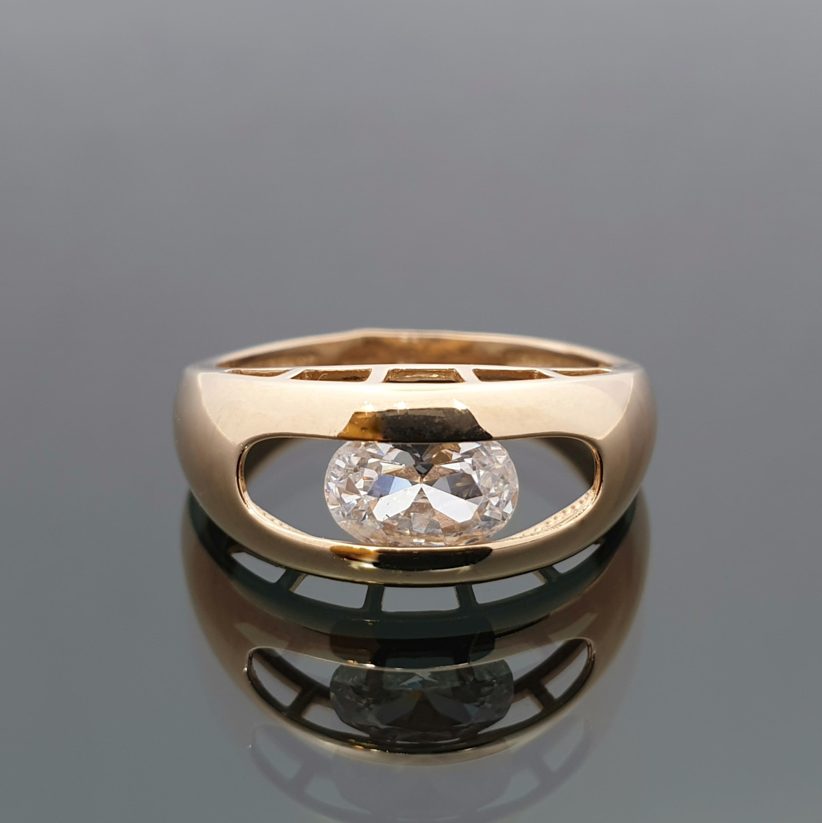  The red gold ring is decorated with two zircon holes 1