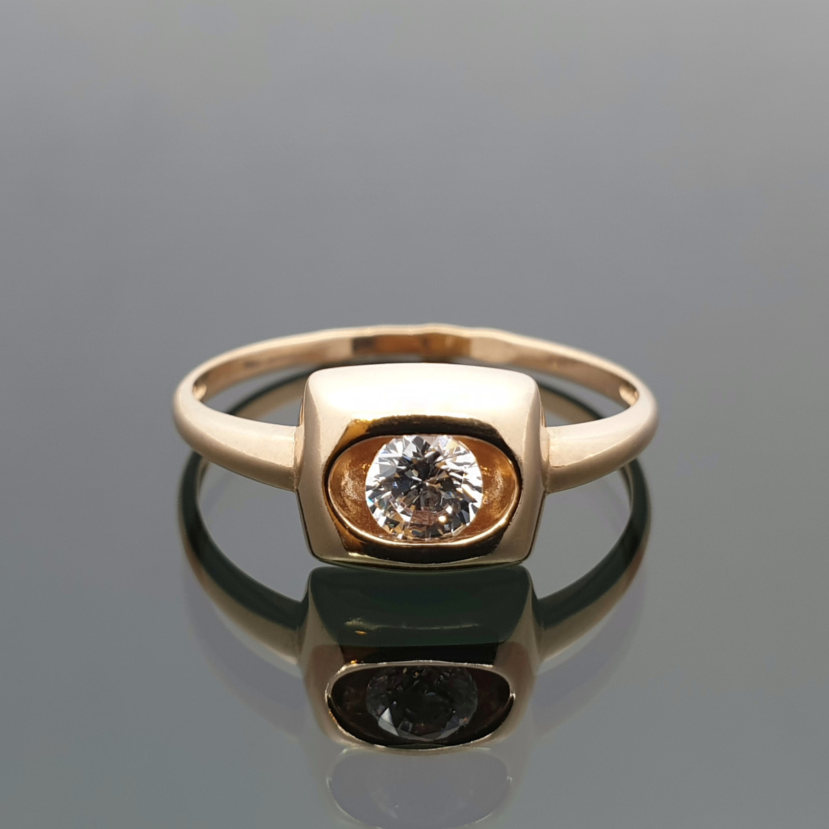 Auksinis žiedas dekoruotas didele cirkonio akute