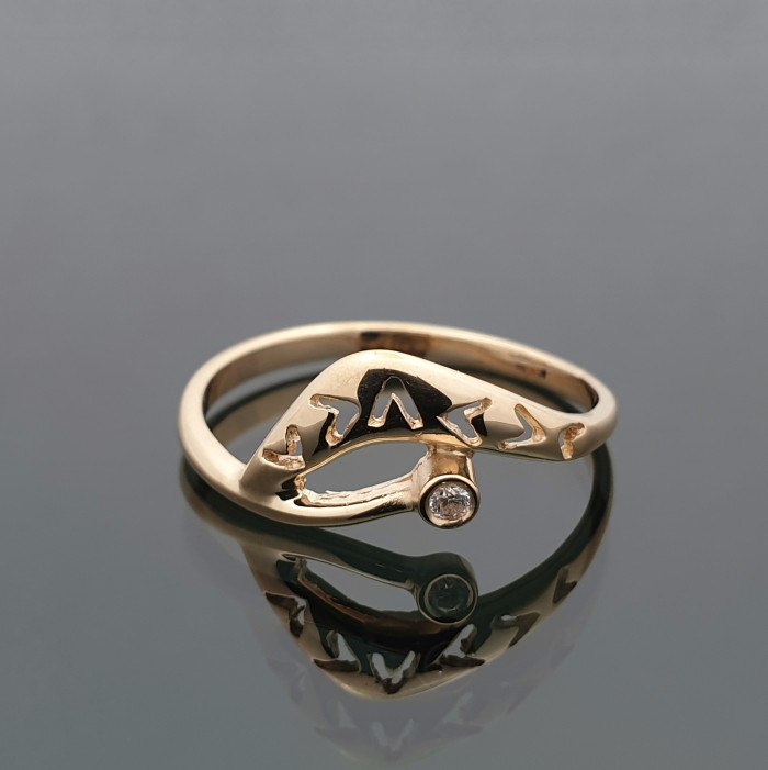 Auksinis žiedas su dekoruota trikampio detale ir cirkonio akute