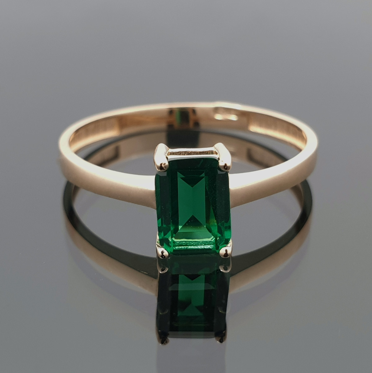 Auksinis žiedas su žalia akute (1360) 1