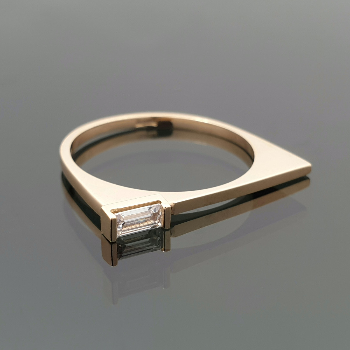Minimalist gold ring with eyelet (1365) 1