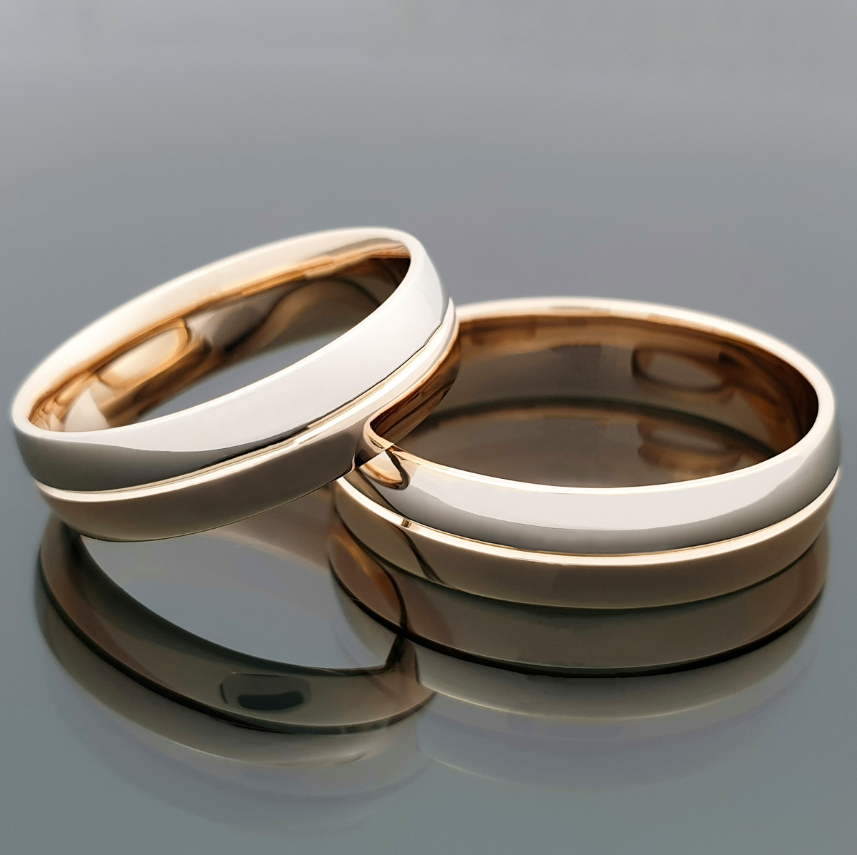 Dviejų aukso spalvų vestuviniai žiedai (vz145)