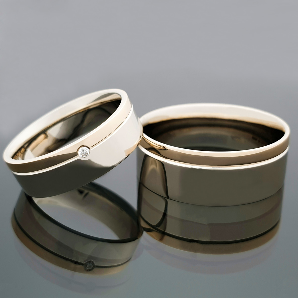 Dviejų aukso spalvų vestuviniai žiedai su briliantu (vz119)