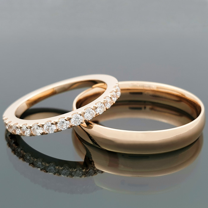 Raudono aukso vestuviniai žiedai su briliantų juostele (vz129)