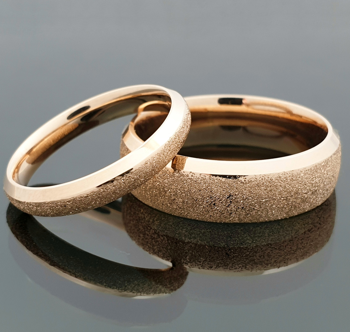 Auksiniai matiniai vestuvinia žiedai su blizgia briauna (vz103) 1