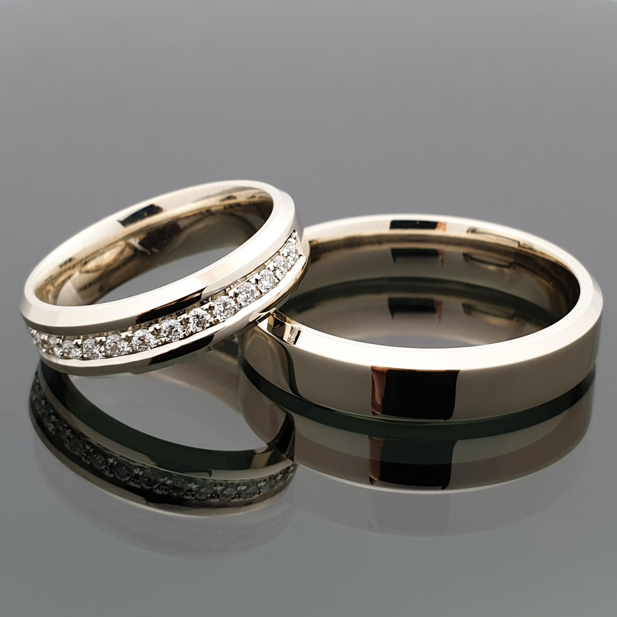Balto aukso vestuviniai žiedai dekoruoti briliantų juostele (vz107) 1