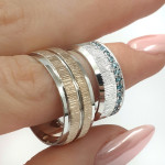 Vestuviniai žiedai su mėlynais deimantais (vz186), Modernūs vestuviniai žiedai, Aukso praba: 585, Gaminio nuotraukoje svoris: ~17.00 g, Brangakmenis nuotraukoje: Deimantas, Bendras brangakmenių svoris nuotraukoje: ~ 0.25 ct - Papuošalai pagal užsakymą