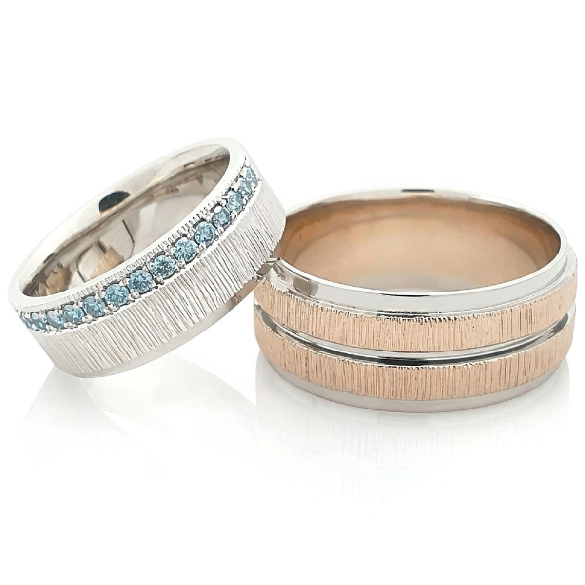 Vestuviniai žiedai su mėlynais deimantais (vz186), Modernūs vestuviniai žiedai, Aukso praba: 585, Gaminio nuotraukoje svoris: ~17.00 g, Brangakmenis nuotraukoje: Deimantas, Bendras brangakmenių svoris nuotraukoje: ~ 0.25 ct - Juvelyrika internetu