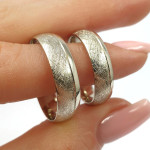 Balto aukso vestuviniai žiedai su matine tekstūra (vz189), Modernūs vestuviniai žiedai, Aukso praba: 585, Gaminio nuotraukoje svoris: ~11.00  - Papuošalai pagal užsakymą