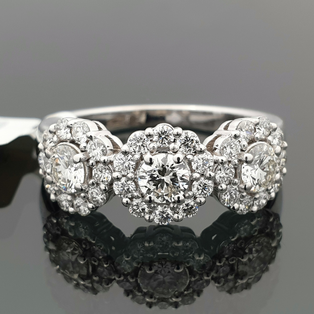  Luxury white gold ring with diamonds (2181) 1