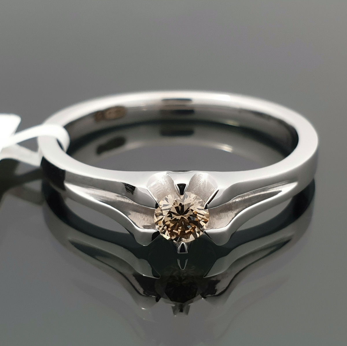 Balto aukso žiedas su konjakiniu deimantu "Sotera" (2190) 1