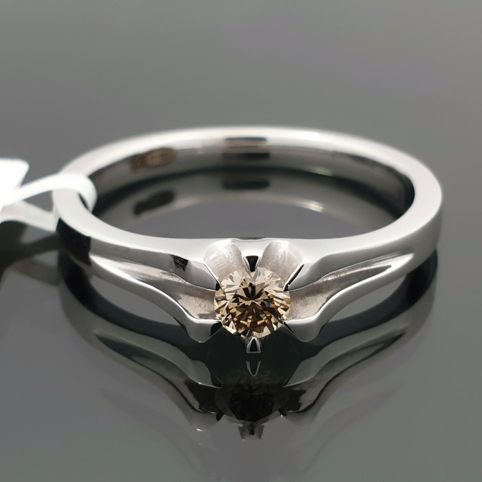 Balto aukso žiedas su konjakiniu deimantu "Sotera" (2190)