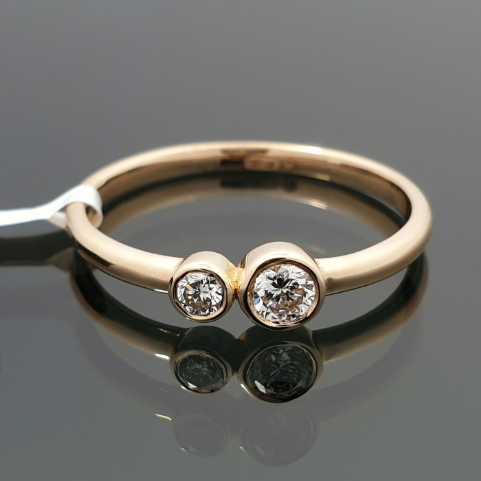 Auksinis žiedas dekoruotas deimantais (2028)