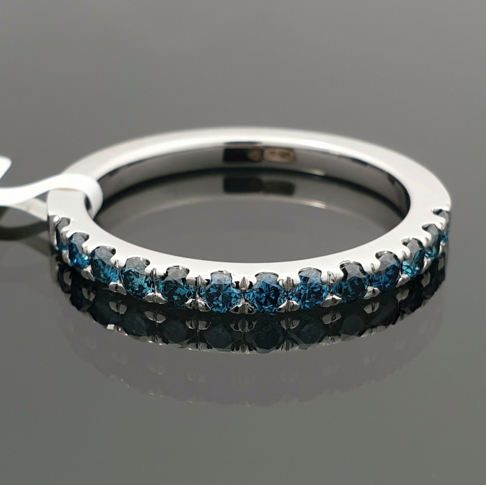 Balto aukso žiedas dekoruotas mėlynų deimantų juostele (2033)