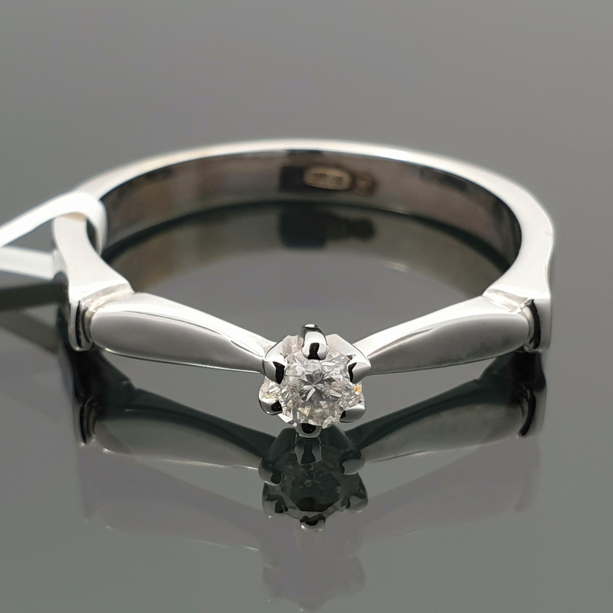 Balto aukso sužadėtuvių žiedas su deimantu (2137) 1