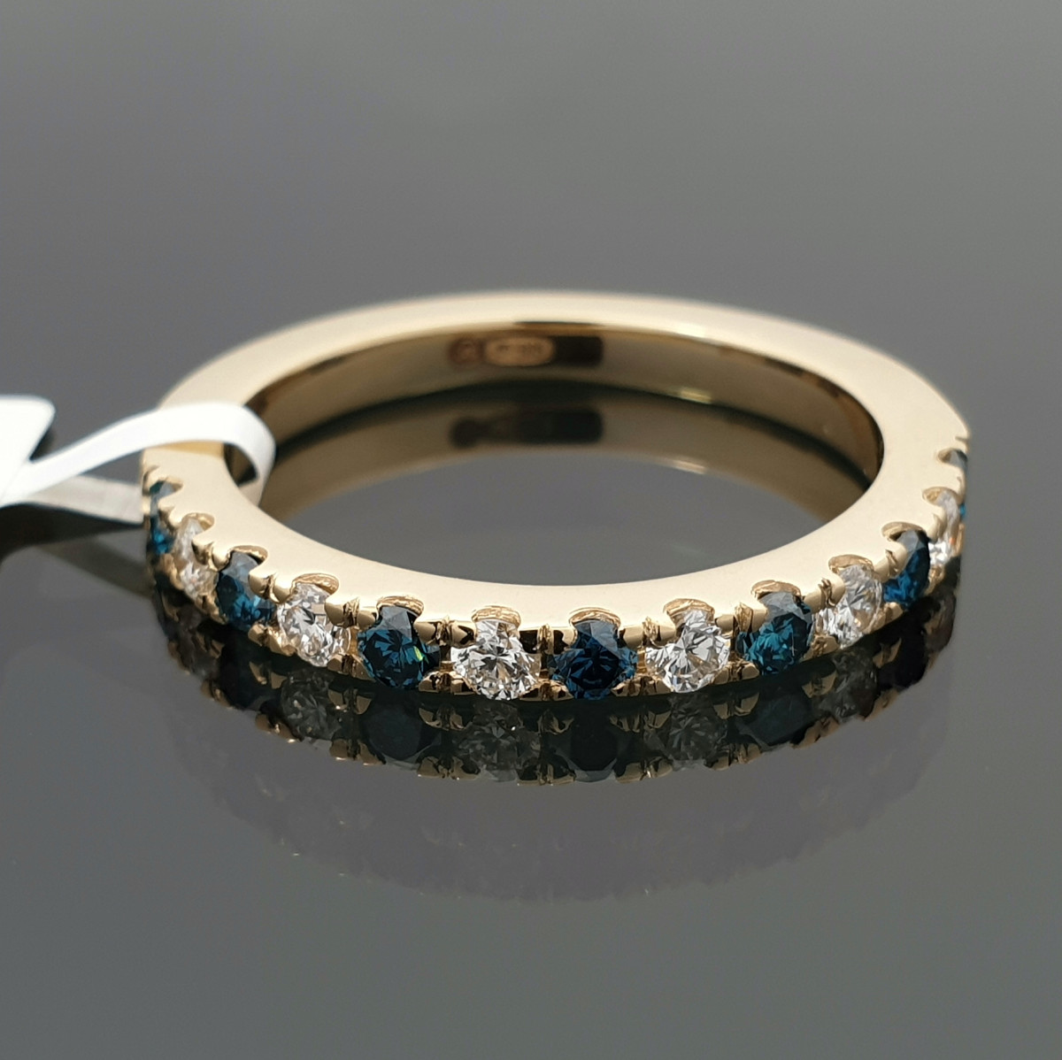 Auksinis žiedas dekoruotas briliantų ir mėlynų deimantų juostele (2155) 1
