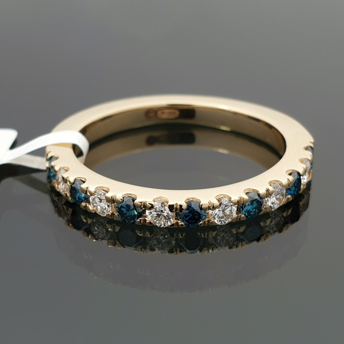 Auksinis žiedas dekoruotas briliantų ir mėlynų deimantų juostele (2155)