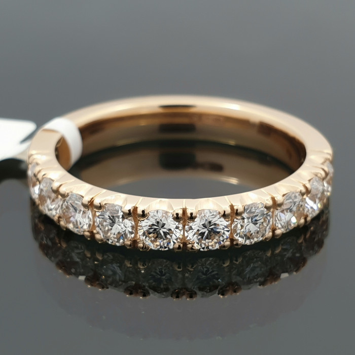 Prabangus auksinis žiedas dekoruotas deimantų juostele (2200)