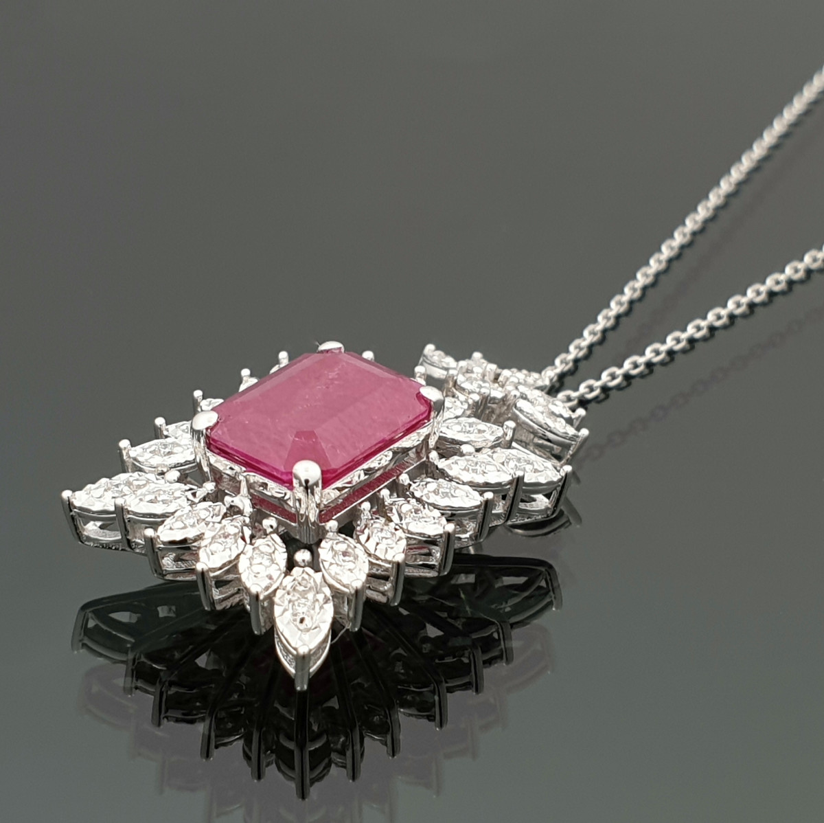 Elegantiška grandinėlė su pakabuku dekoruotu rubinu ir deimantais (291) 1