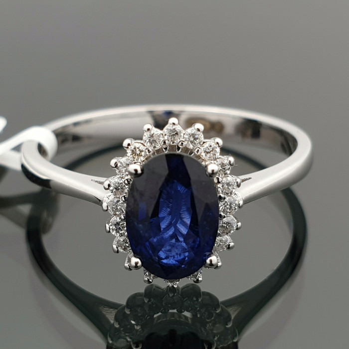 Balto aukso žiedas su mėlynu safyru ir deimantais (2272)