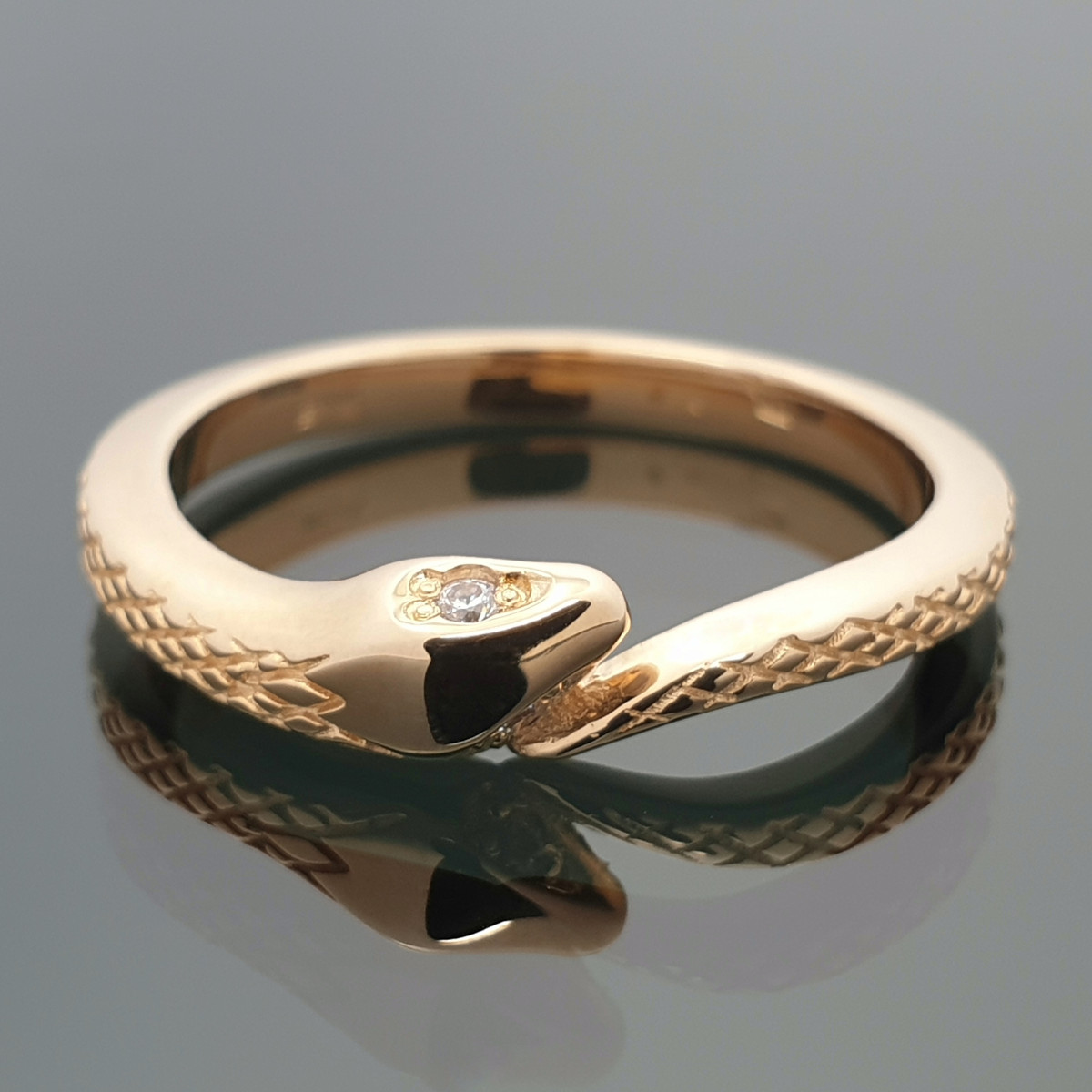 Gold ring 