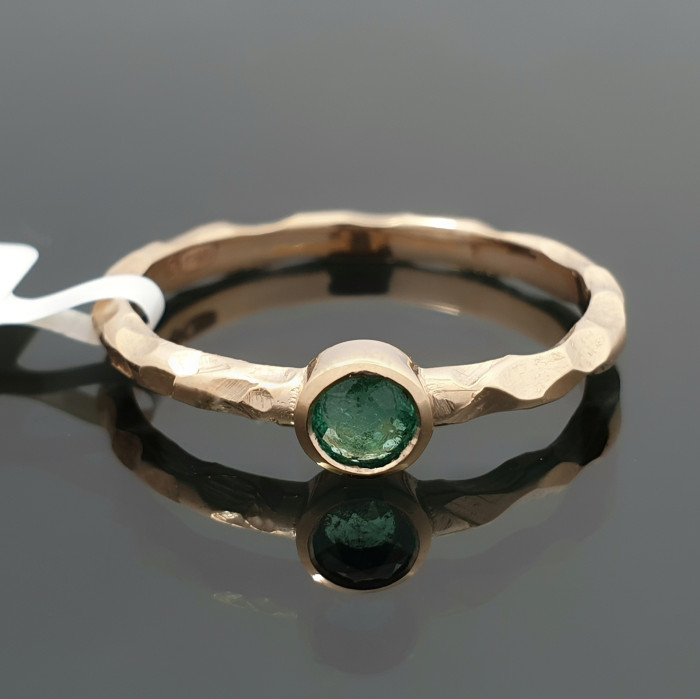 Auksinis žiedas su smaragdu (2384)