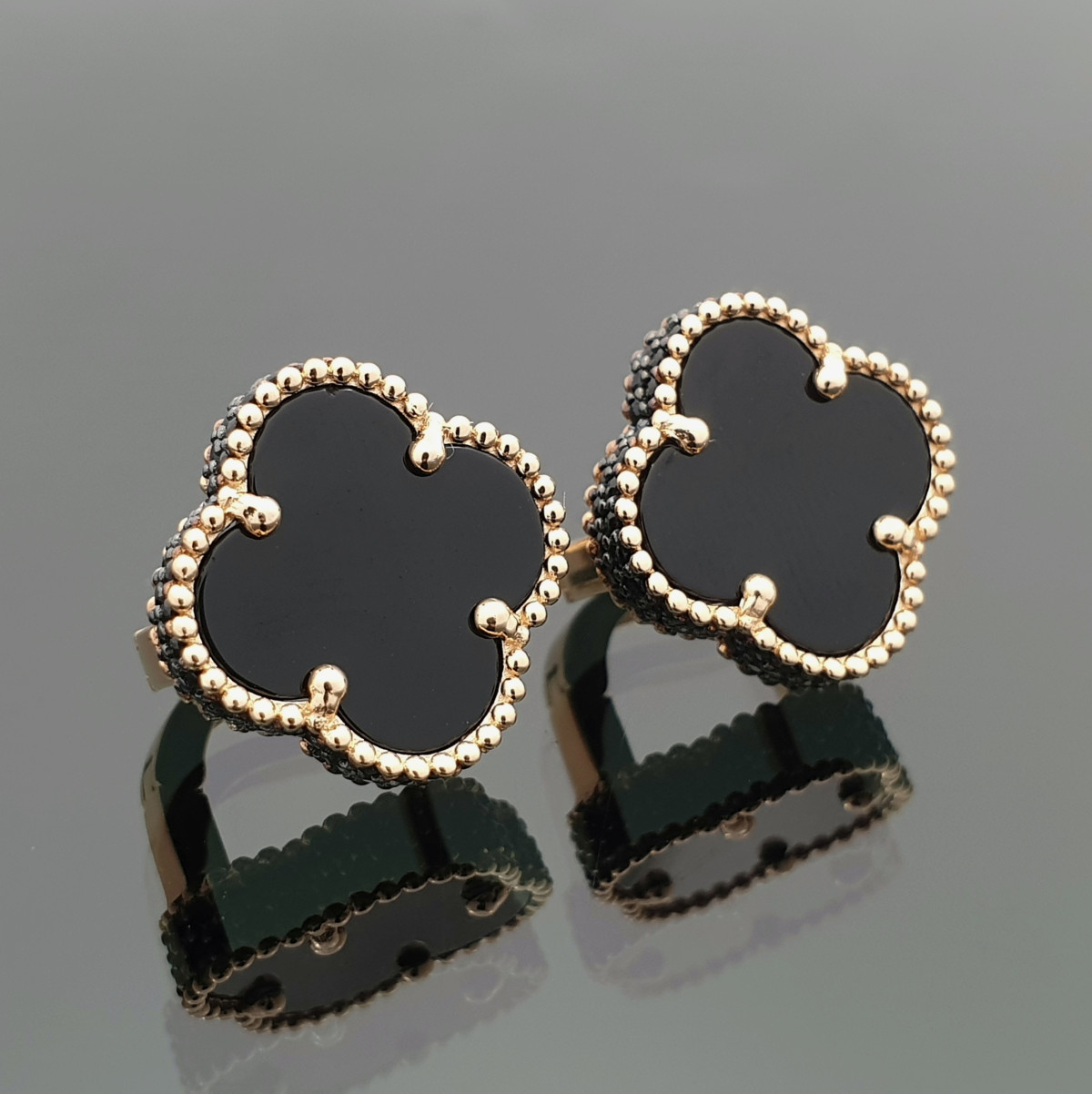 Black Clover earrings with English clasp (1560) 1