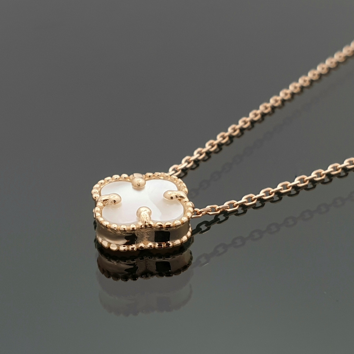 Gold chain with pendant 