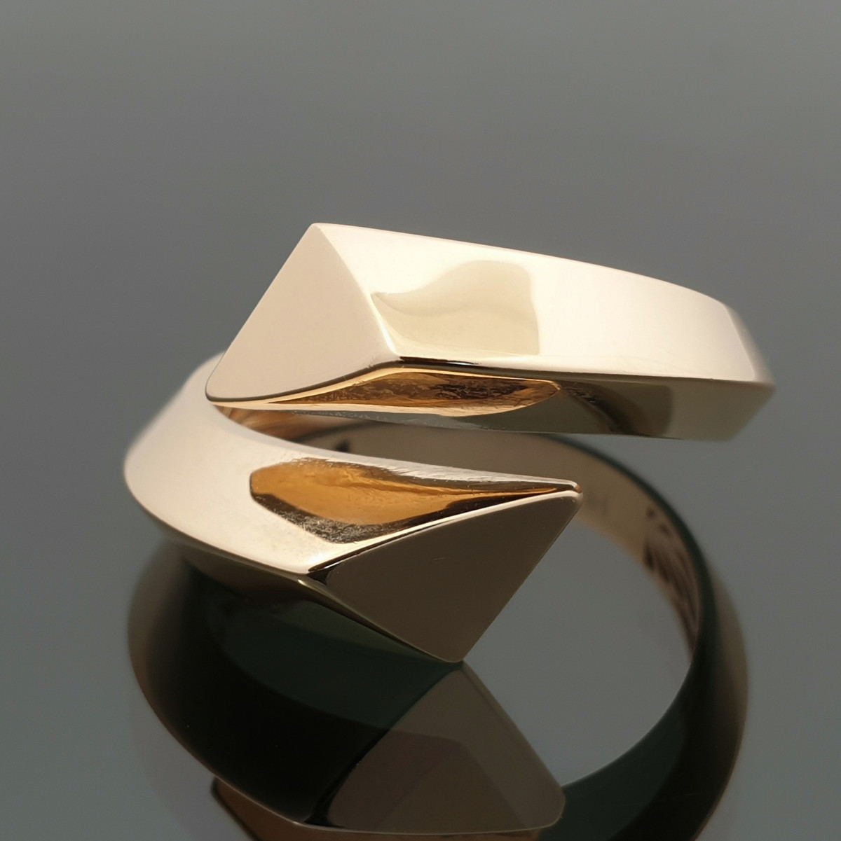 Exclusive gold ring (1710) 1