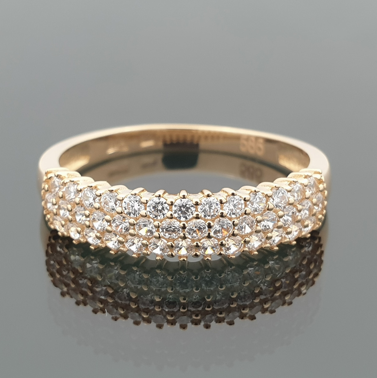 Gold ring with eyes (1753) 1