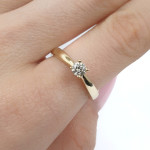 Dzeltenā zelta gredzens ar dimantu (3066), Klasiskie saderināšanās gredzeni, Zelta standarts: 585, Produkta foto svars: 3.17 g, Dārgakmeņi: Izcili, Dārgakmens svars: 0.21 ct (IGI709520136)
, Dārgakmens svars ct.: 0.20-0.29 ct - Pielāgotas rotājumlietas