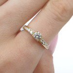 Moderns saderināšanās gredzens ar dimantiem (3069), Mūsdienīgi saderināšanās gredzeni, Zelta standarts: 585, Produkta foto svars: 2.15 g, Dārgakmeņi: Izcili, Dārgakmens svars: 0.24 ct (GIA1448265934), Dārgakmens svars ct.: 0.30-0.69 ct, Papildu dārgakmeņu svars: 0.22 ct - Pielāgotas rotājumlietas