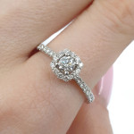 Baltā zelta halo saderināšanās gredzens ar dimantiem (3070), Halo, Zelta standarts: 585, Produkta foto svars: 2.84 g, Dārgakmeņi: Izcili, Dārgakmens svars: 0.23 ct (GIA1415116940)
, Dārgakmens svars ct.: 0.30-0.69 ct, Papildu dārgakmeņu svars: 0.24 ct - Pielāgotas rotājumlietas