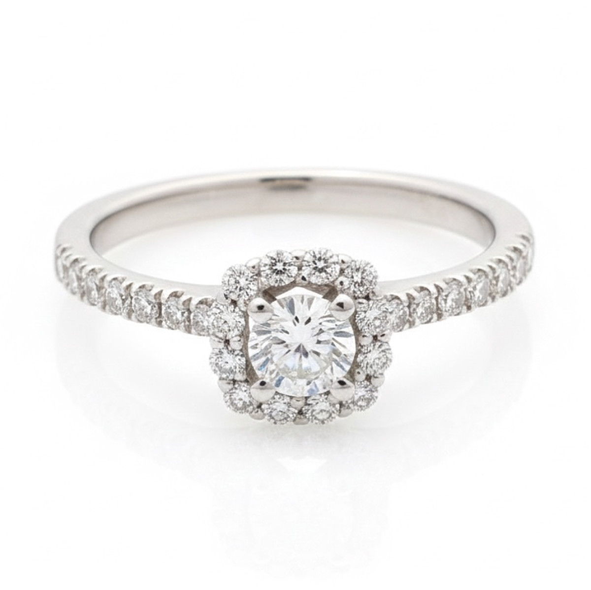 Baltā zelta halo saderināšanās gredzens ar dimantiem (3070), Halo, Zelta standarts: 585, Produkta foto svars: 2.84 g, Dārgakmeņi: Izcili, Dārgakmens svars: 0.23 ct (GIA1415116940)
, Dārgakmens svars ct.: 0.30-0.69 ct, Papildu dārgakmeņu svars: 0.24 ct - Rotājumlietas internetā