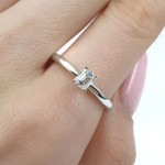 Klasisks baltā zelta saderināšanās gredzens ar dimantu "Smaragds" (3072), Klasiskie saderināšanās gredzeni, Zelta standarts: 585, Produkta foto svars: 2.56 g, Dārgakmeņi: Izcili, Dārgakmens svars ct.: 0.30-0.69 ct, Dārgakmens svars: 0.40 ct (GIA2416465264) - Pielāgotas rotājumlietas