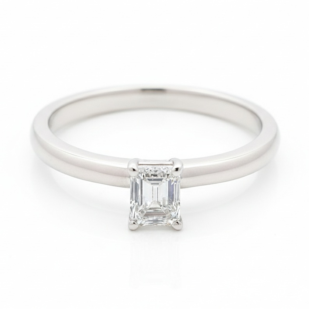 Klasisks baltā zelta saderināšanās gredzens ar dimantu "Smaragds" (3072), Klasiskie saderināšanās gredzeni, Zelta standarts: 585, Produkta foto svars: 2.56 g, Dārgakmeņi: Izcili, Dārgakmens svars ct.: 0.30-0.69 ct, Dārgakmens svars: 0.40 ct (GIA2416465264) - Rotājumlietas internetā