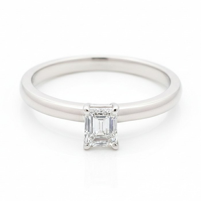 Klasisks baltā zelta saderināšanās gredzens ar dimantu "Smaragds" (3072)