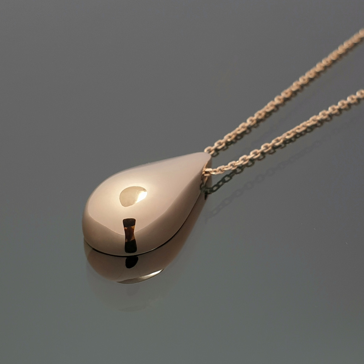 Gold chain with drop-shaped pendant (1528) 1