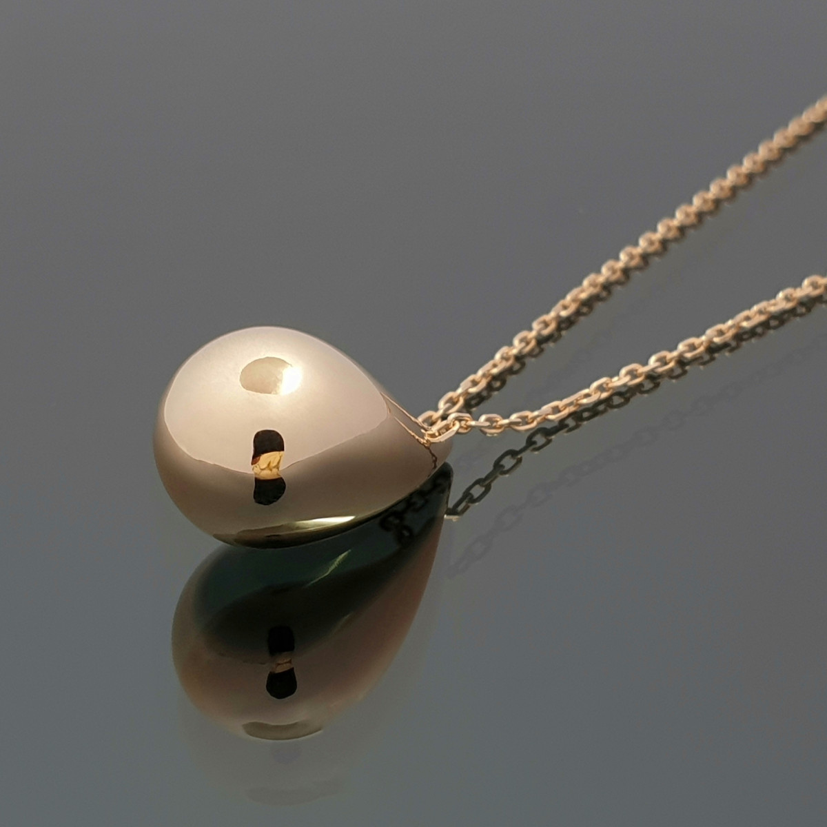 Gold chain with drop-shaped pendant (1529) 1