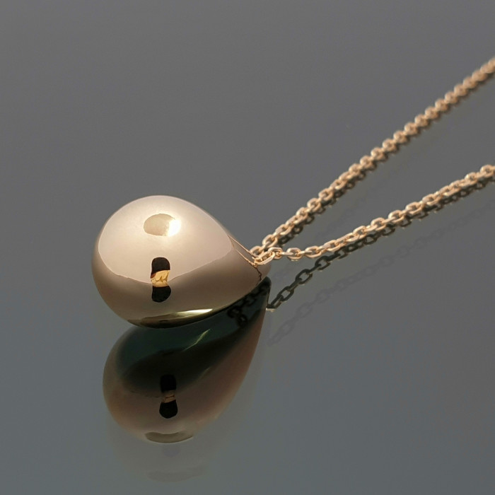 Gold chain with drop-shaped pendant (1529)