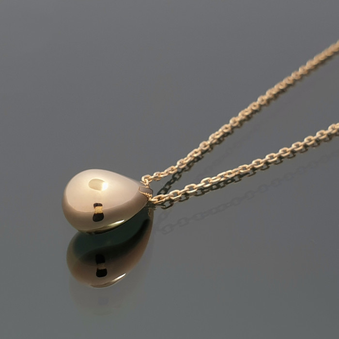 Gold chain with drop-shaped pendant (1530)