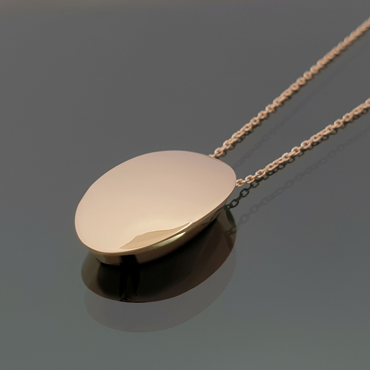 Gold chain with pendant (1531) 1