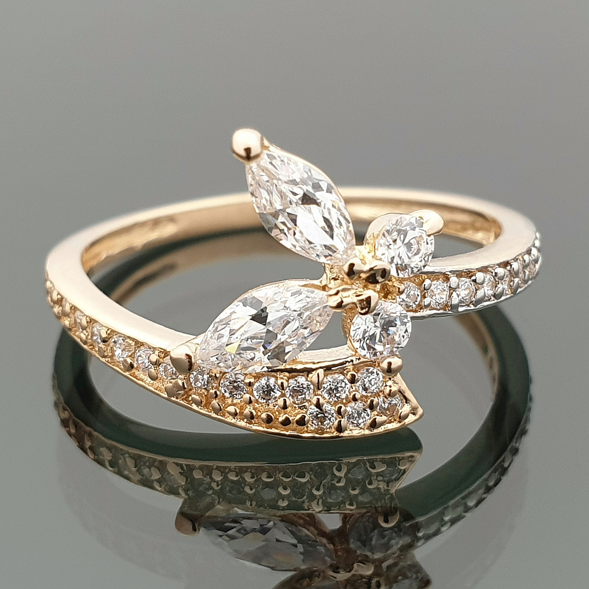 Gold ring with eyelets (1923) 1