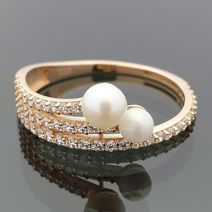 Gold ring with pearls and eyelets (1924)