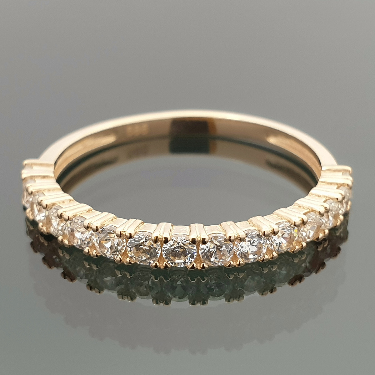 Gold ring decorated with a strip of zirconia (1938) 1