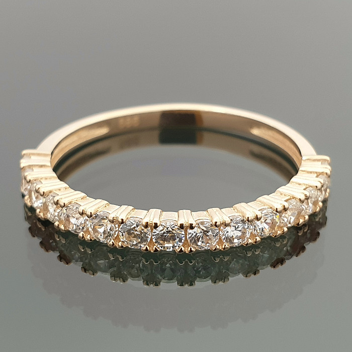 Gold ring decorated with a strip of zirconia (1938)