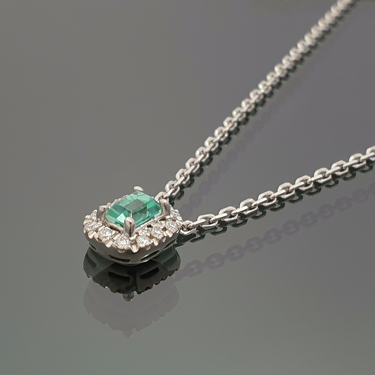 Gold chain with emerald and diamonds (402) 1