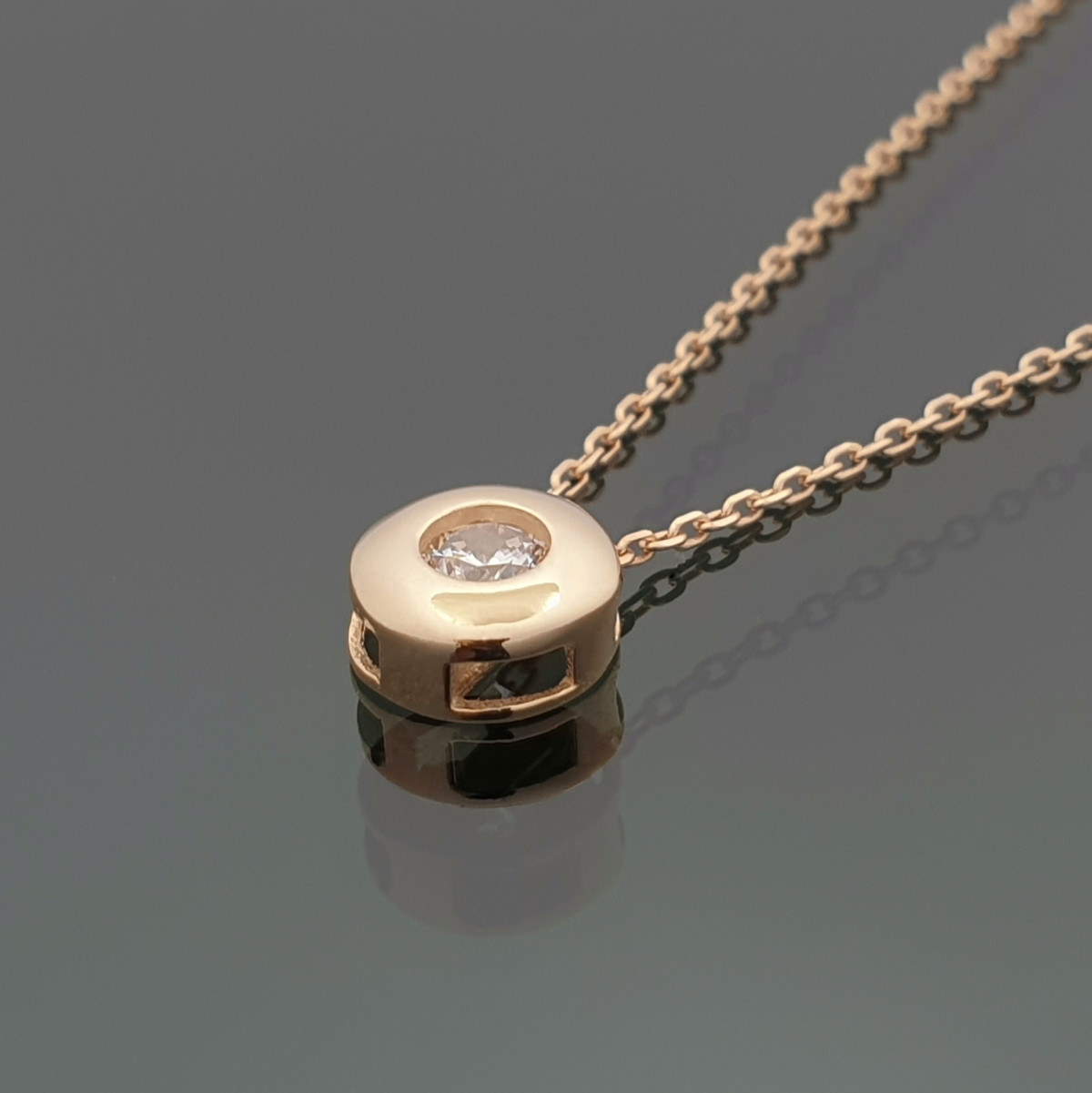 Gold chain with round pendant and eyelet (1608) 1