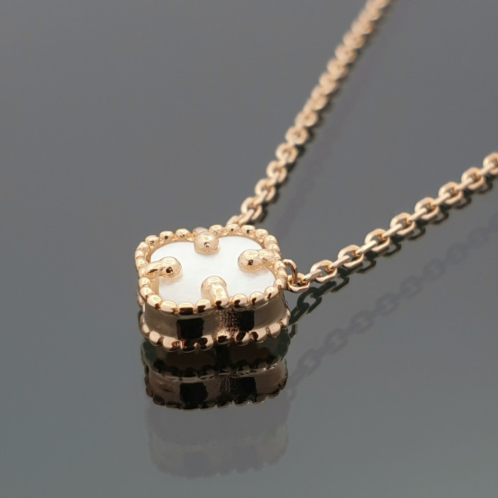 Gold chain with white clover pendant (1621)